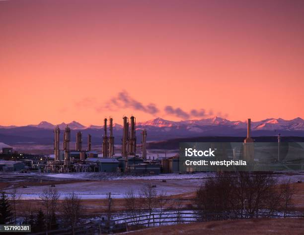 Photo libre de droit de Lever Du Soleil À Gaz Et Les Montagnes Plante banque d'images et plus d'images libres de droit de Industrie du pétrole - Industrie du pétrole, Silhouette - Contre-jour, Chaîne de montagnes