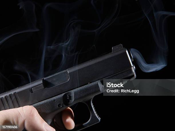 Fumar Preto Arma - Fotografias de stock e mais imagens de Revólver - Revólver, Apontar, Arma de Fogo