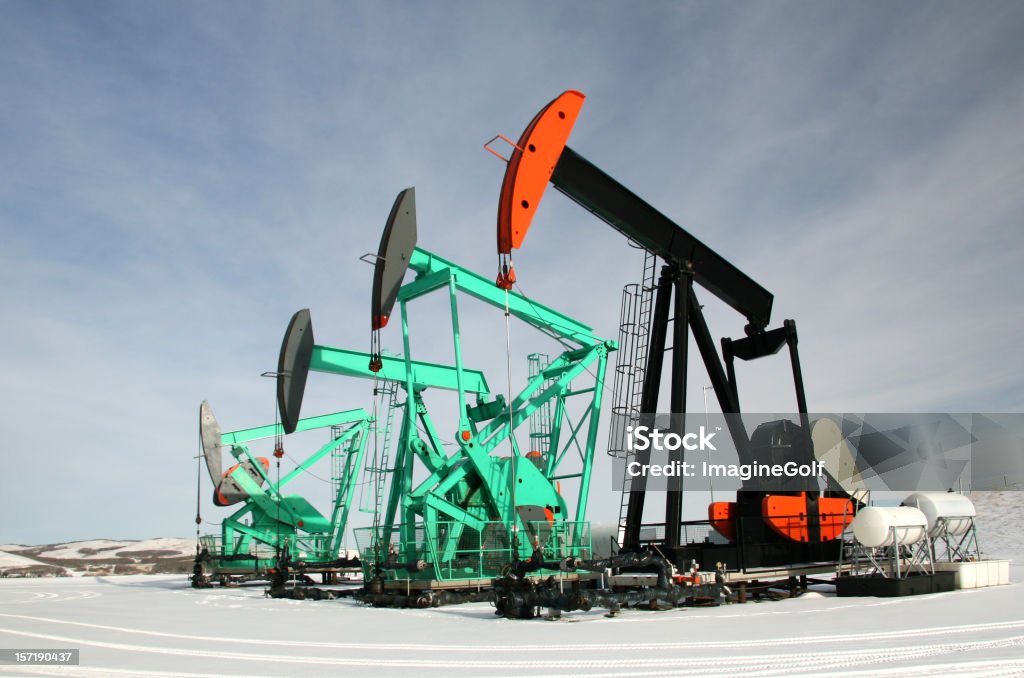 Grupo de aceite bancos o Pumpjacks en invierno, Alberta Oilfield - Foto de stock de Alberta libre de derechos