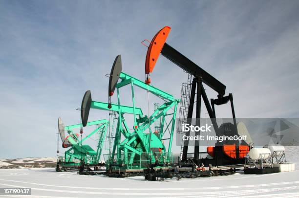 Foto de Grupo De Petróleo Trilhos Ou Pumpjacks No Inverno Alberta Dos Campos Petrolíferos e mais fotos de stock de Alberta