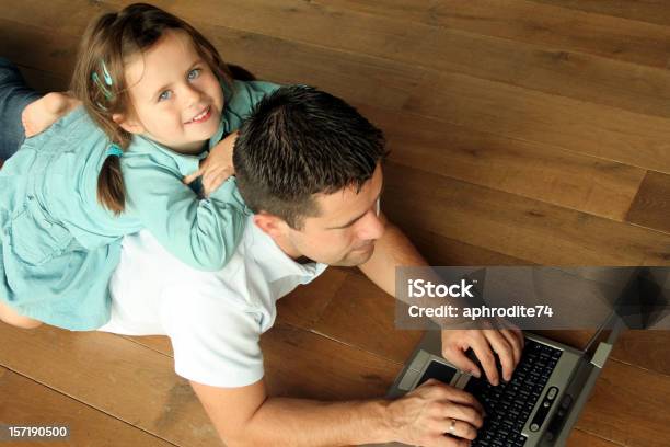 El Trabajo Dad Foto de stock y más banco de imágenes de Acostado - Acostado, Alegre, Aprender