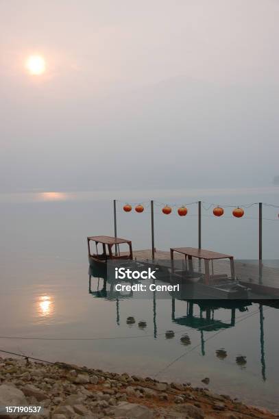 Lago De Sol Lua Taiwan - Fotografias de stock e mais imagens de Amanhecer - Amanhecer, Ao Ar Livre, Beira d'Água