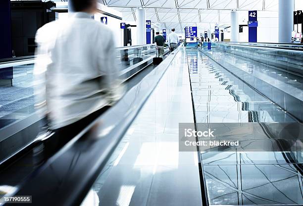 Uomo Daffari Con Valigetta In Aeroporto Su Percorso - Fotografie stock e altre immagini di Architettura