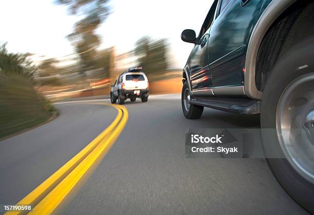 Photo libre de droit de Suv Photo De Côté Dangle De Deux banque d'images et plus d'images libres de droit de Voiture - Voiture, Course-poursuite, Poursuivre