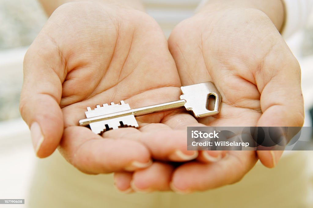 Mains de donner une clé - Photo de Main humaine libre de droits