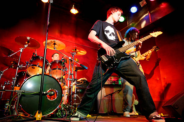 rock band en acción - rock bass fotografías e imágenes de stock