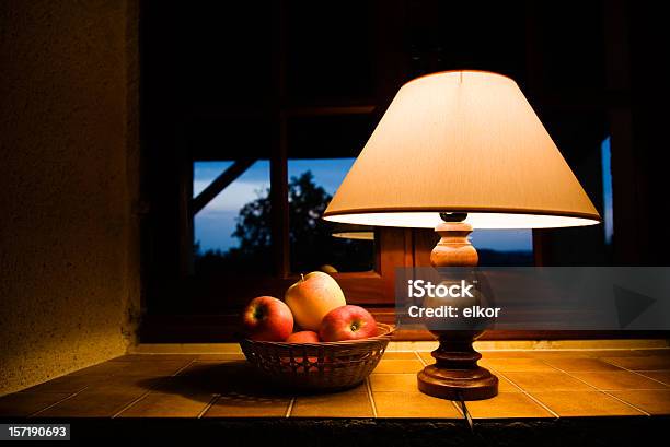 Przytulne Wieczorem - zdjęcia stockowe i więcej obrazów Lampa elektryczna - Lampa elektryczna, Noc, Okno