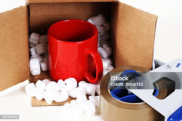 Photo libre de droit de Boîte En Carton Formule Avec Emballage Cacahuètes Bande Une Tasse De Café banque d'images et plus d'images libres de droit de Cadeau