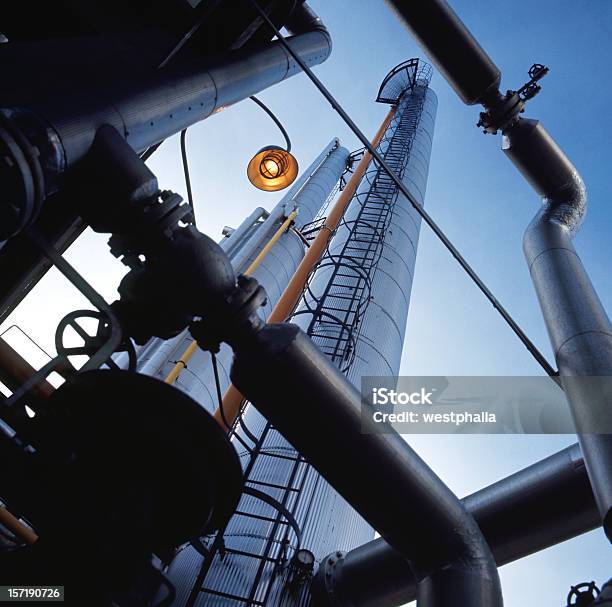 Óleo Torre De Energia - Fotografias de stock e mais imagens de Vista de Ângulo Baixo - Vista de Ângulo Baixo, Gás natural, Fábrica Petroquímica