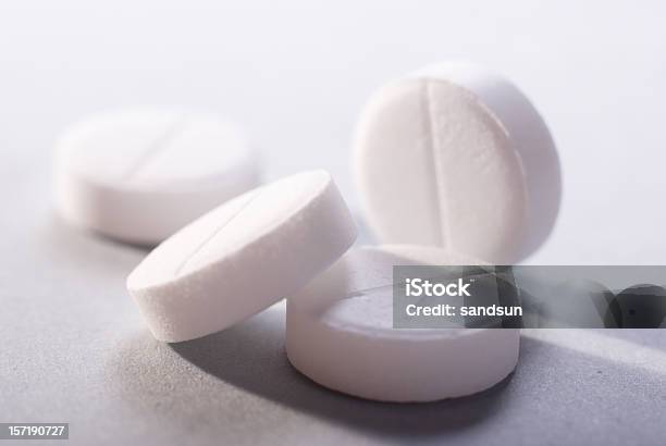 Aspirina - Fotografias de stock e mais imagens de Comprimido - Comprimido, Desfocado - Focagem, Analgésico