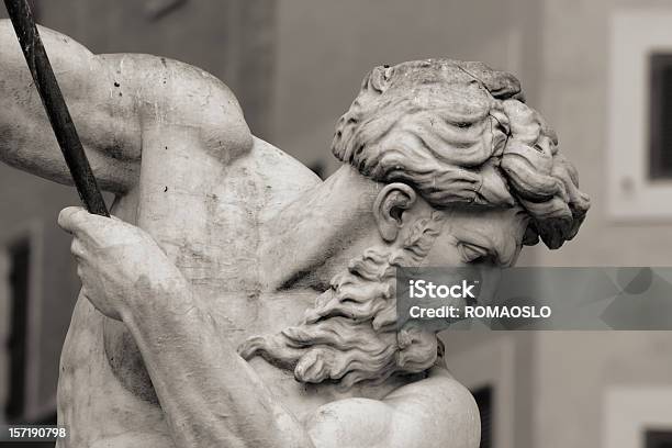Profile Of Neptune Пьяцца Навона Рим Италия — стоковые фотографии и другие картинки Статуя - Статуя, Рим - Италия, В профиль
