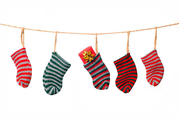 navidad cuerda de tender la ropa - sock wool multi colored isolated fotografías e imágenes de stock