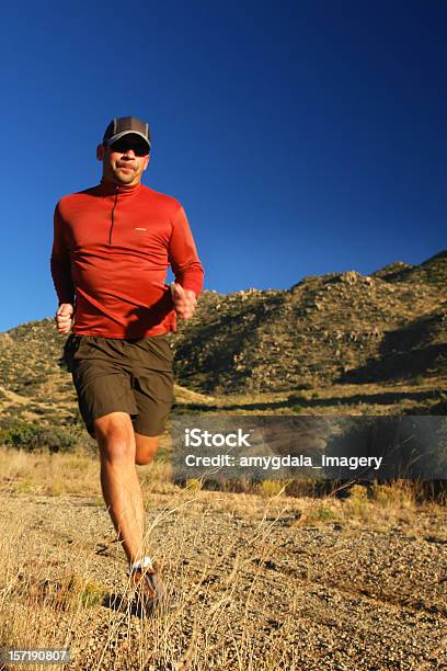 Running Em Percursos De Terra - Fotografias de stock e mais imagens de Adulto - Adulto, Albuquerque - Novo México, Amarelo