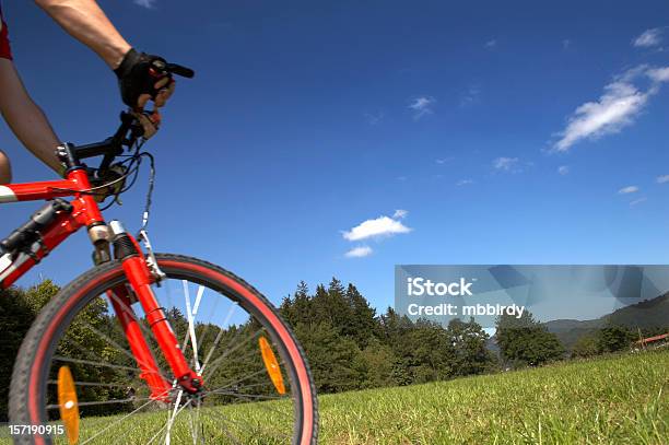 Mountainbiker - Fotografie stock e altre immagini di Adulto - Adulto, Ambientazione esterna, Andare in mountain bike