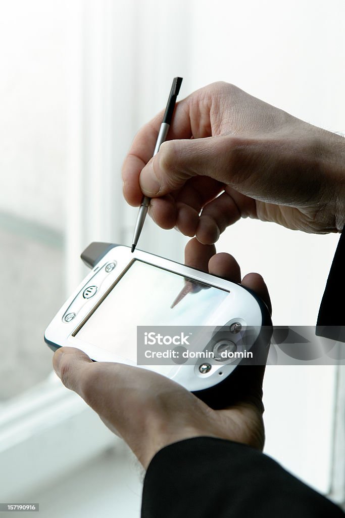 Homme tenant un téléphone portable dans la main avec scriber - Photo de Adulte libre de droits