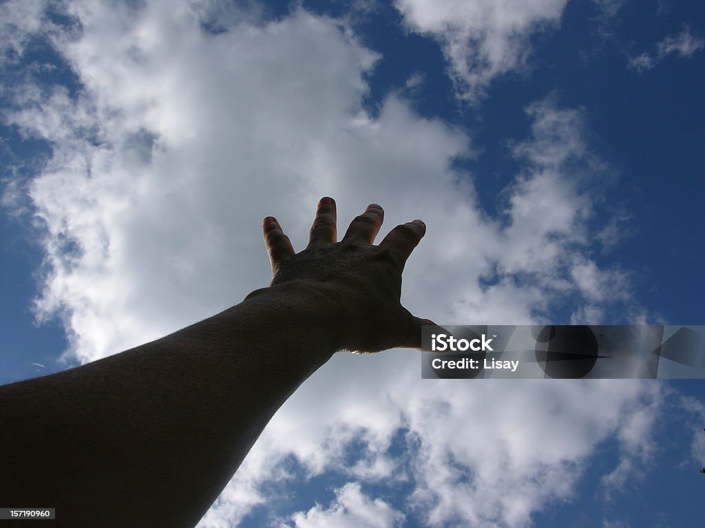 Рука, достигнув к небу, вверх - Стоковые фото Неудача роялти-фри