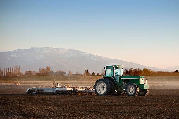 トラクター作業 - plowed field dirt agriculture field ストックフォトと画像