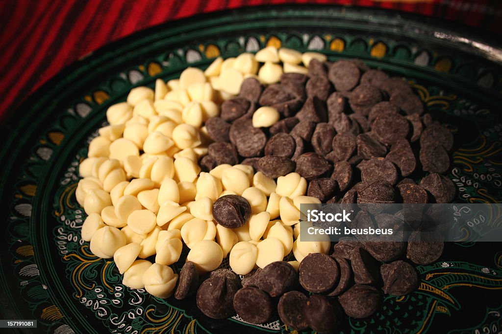 Símbolo de ying yang con pedacitos de Chocolate - Foto de stock de Galleta - Dulces libre de derechos