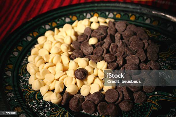 Símbolo De Ying Yang Con Pedacitos De Chocolate Foto de stock y más banco de imágenes de Galleta - Dulces - Galleta - Dulces, Abundancia, Alimento