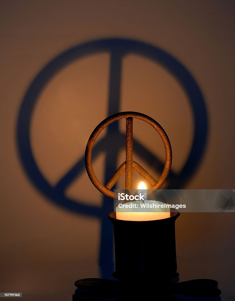 Знак мира свеча - Стоковые фото Бдение в память роялти-фри
