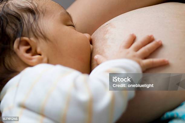 Stillen Babymode Mädchen Stockfoto und mehr Bilder von Stillen - Stillen, Baby, Muttermilch
