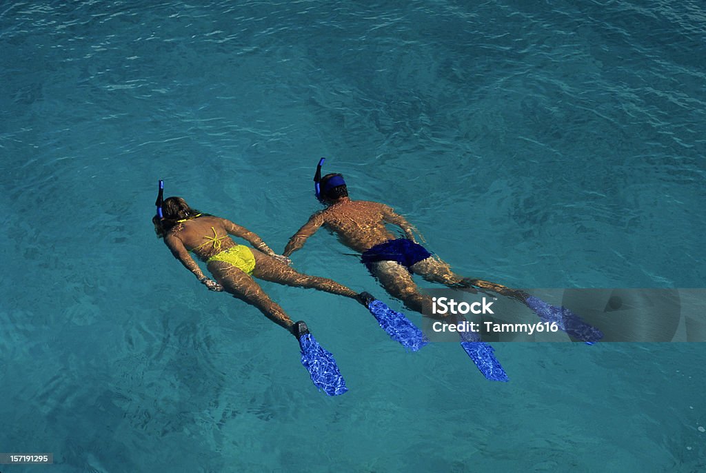 Мужчина и женщина, подводное плавание с дыхательной трубкой - Стоковые фото Активный образ жизни роялти-фри