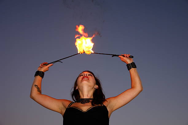 fire kobieta - juggling fire carnival women zdjęcia i obrazy z banku zdjęć