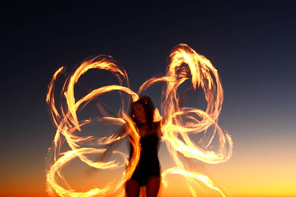 artysta z ogniem - juggling fire carnival women zdjęcia i obrazy z banku zdjęć