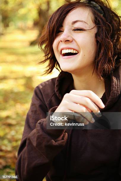 笑うブルネットの少女秋 - 1人のストックフォトや画像を多数ご用意 - 1人, 20-24歳, アウトフォーカス