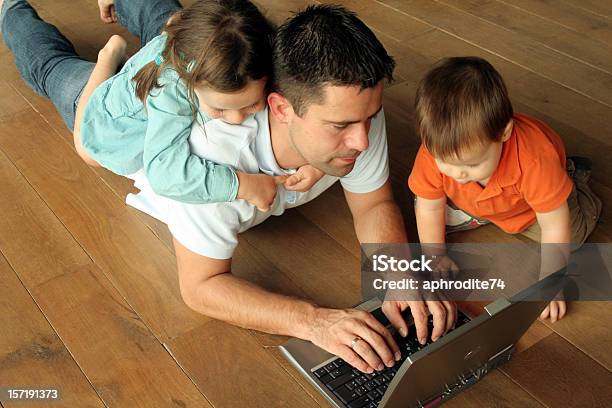 Papà Che Lavorano - Fotografie stock e altre immagini di 12-17 mesi - 12-17 mesi, Ambientazione interna, Bambine femmine