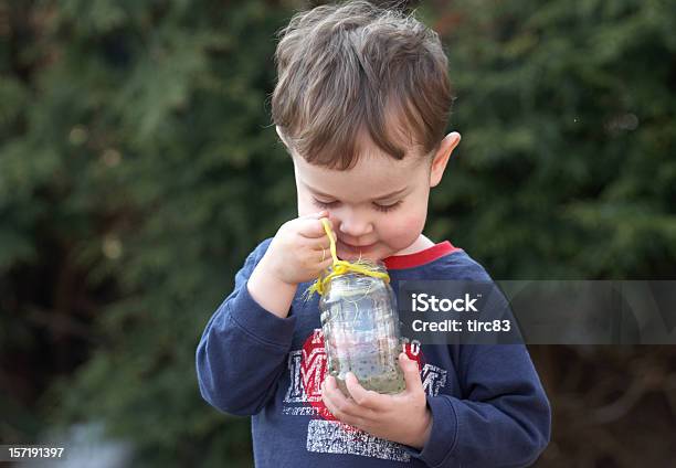 Photo libre de droit de Jeune Garçon Avec Un Pot De Grenouille Frayer banque d'images et plus d'images libres de droit de 12-17 mois - 12-17 mois, 2-3 ans, Attraper