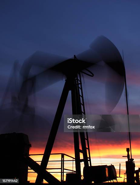 Pumpjack De Trabajo Foto de stock y más banco de imágenes de Anochecer - Anochecer, Bomba de petróleo, Campo de petróleo