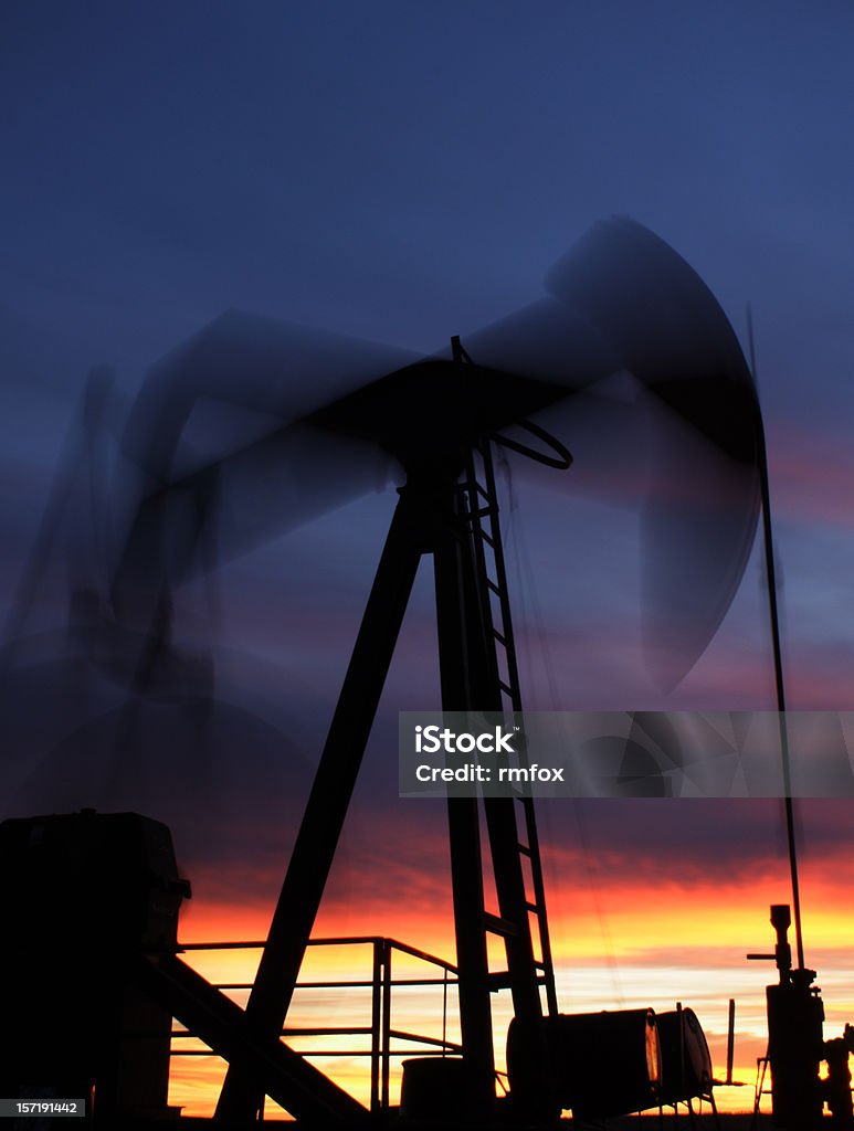 Pumpjack de travail - Photo de Coucher de soleil libre de droits