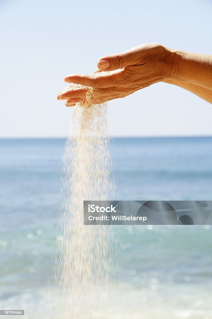 Hände spielen mit sand - Lizenzfrei Sandig Stock-Foto