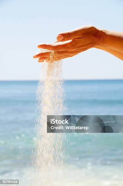 Hände Spielen Mit Sand Stockfoto und mehr Bilder von Sandig - Sandig, Strand, Málaga