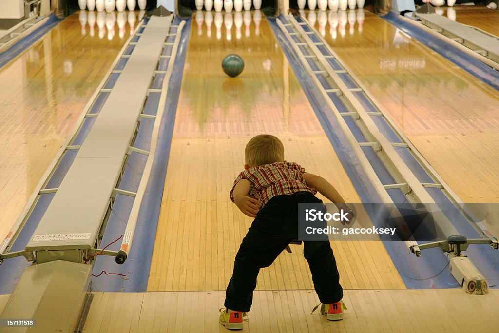 Молодой мальчик игры в кегли - Стоковые ф�ото Ten Pin Bowling роялти-фри