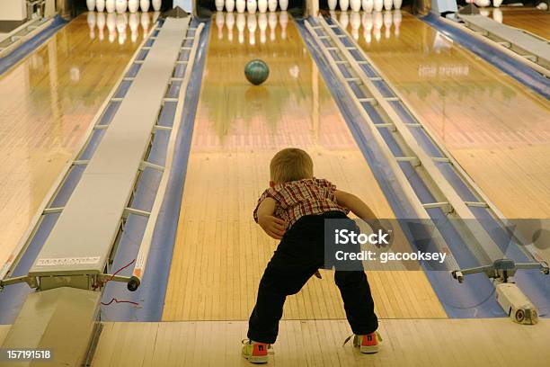 Молодой Мальчик Игры В Кегли — стоковые фотографии и другие картинки Ten Pin Bowling - Ten Pin Bowling, Ребёнок, Боулинг