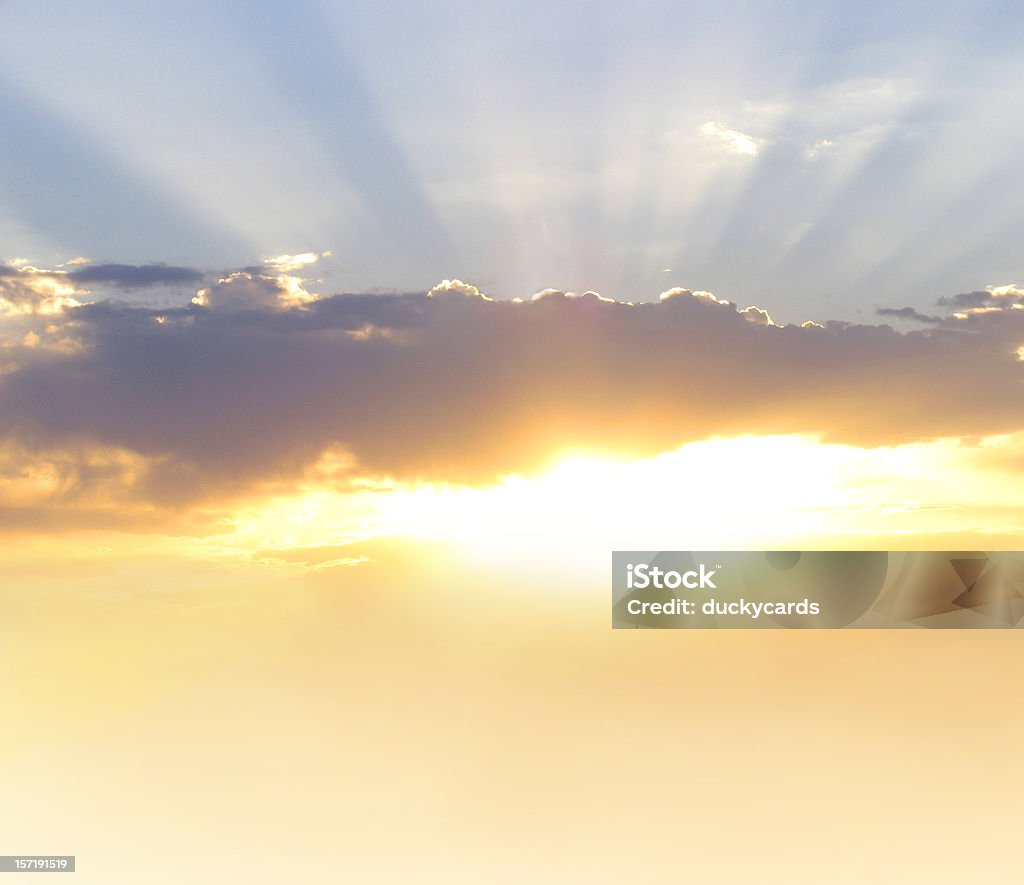 Gloriosa manhã belo nascer ou do pôr-do-sol com raios de sol - Foto de stock de Every Cloud Has A Silver Lining - Proverbio inglês royalty-free