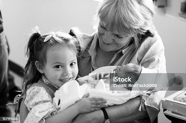 Babcia I Wnuki - zdjęcia stockowe i więcej obrazów Czarno biały - Czarno biały, Dziadek i babcia, Noworodek