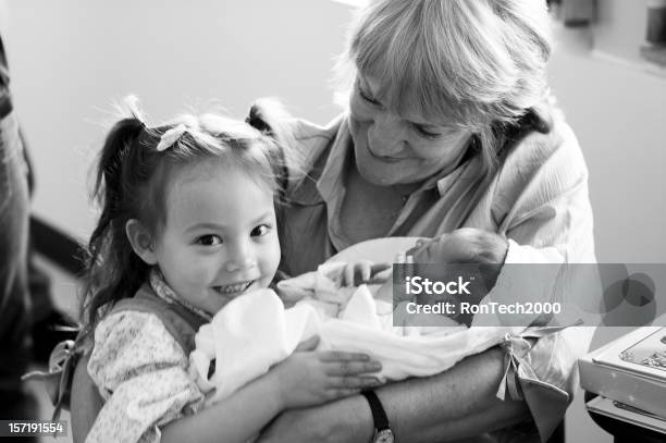 Foto de Avó E Netos e mais fotos de stock de Avós e Avôs - Avós e Avôs, Preto e branco, Recém-nascido