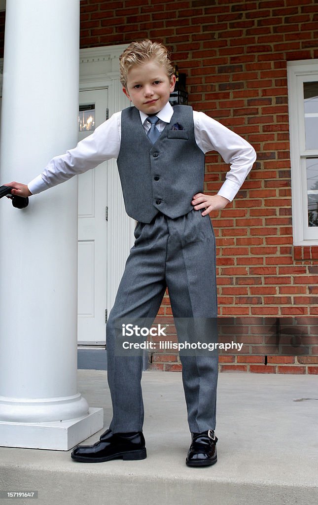 若いブロンドの少年スーツとネクタイの教会のウェディング - よそいきの服のロイヤリティフリーストックフォト