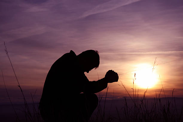 silhueta de manhã de oração - praying men god kneeling imagens e fotografias de stock