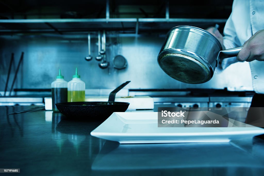 Шеф-повар, приготовление пищи в ресторане kitchen - Стоковые фото Коммерческая кухня роялти-фри