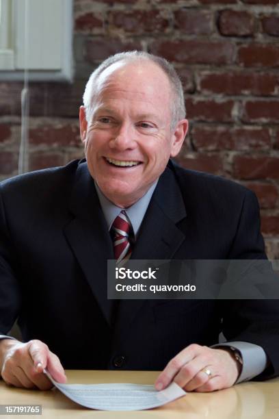 Active Senior Empresario Sonriente En Una Reunión De Negocios Foto de stock y más banco de imágenes de Entrevista - Acontecimiento