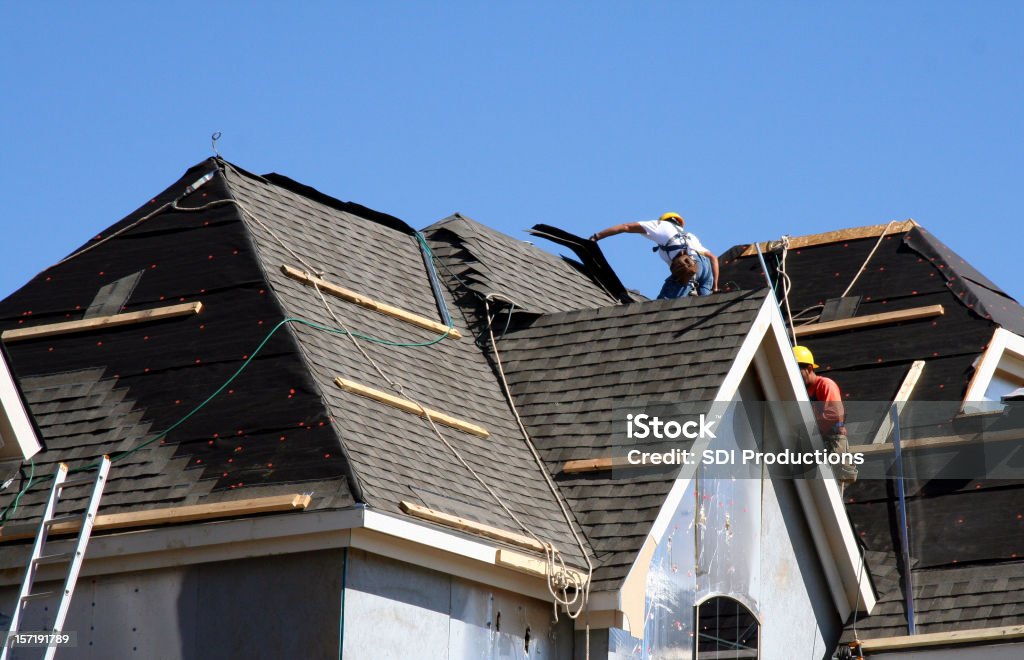 Dach pracowników na Dom z błękitnego nieba - Zbiór zdjęć royalty-free (Dach)