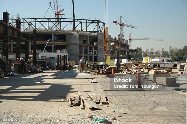 Construcción De Un Edificio Foto de stock y más banco de imágenes de Aparcamiento - Aparcamiento, Solar de construcción, Sector de la construcción