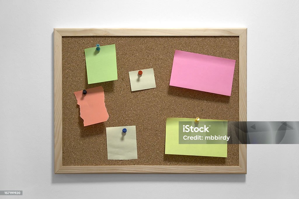 Corkboard de couleurs de Post-its et des pins - Photo de Abstrait libre de droits