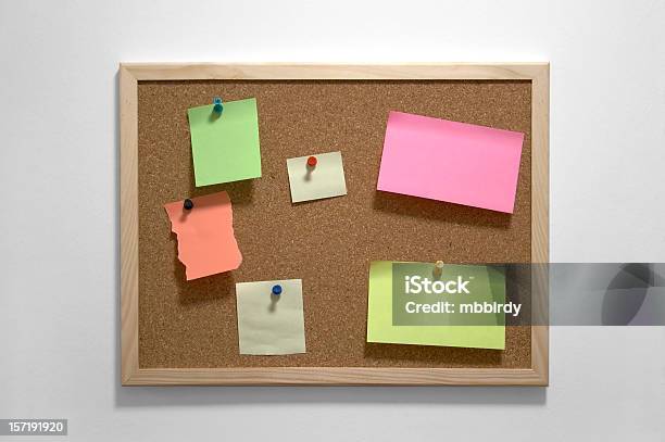 Foto de Colorido Corkboard Com Postit Notes E Pinos e mais fotos de stock de Abstrato - Abstrato, Comunicação, Espaço para Texto