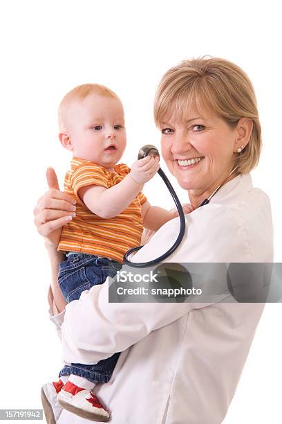 ベビーと医師 - 女医のストックフォトや画像を多数ご用意 - 女医, 縦位置, 赤ちゃん