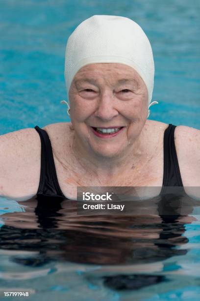 Photo libre de droit de Natation En Bonnet De Bain banque d'images et plus d'images libres de droit de Adulte - Adulte, Bonheur, Bonnet de bain